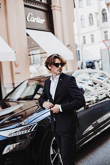 Cool, stylisch, fröhlich: Niklas Mosch, hier beim Shooting für ein Hochzeitsmagazin in Zusammenarbeit mit dem Hotel Mandarin Oriental. Foto: Denis Rudi